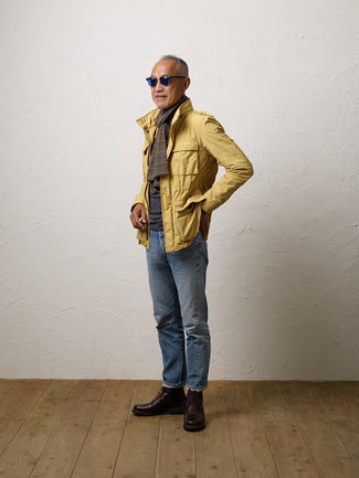 Какие джинсы носить с темно-коричневыми ботинками за 50 лет мужчине в стиле смарт-кэжуал: Горчичная полевая куртка и джинсы — идеальный вариант, если ты хочешь создать раскованный, но в то же время стильный мужской образ. Любители экспериментировать могут закончить ансамбль темно-коричневыми ботинками, тем самым добавив в него чуточку строгости.