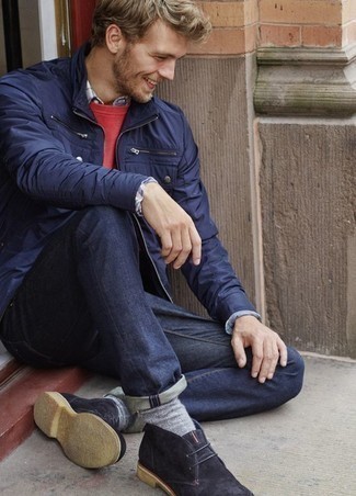 Как носить красный свитер с круглым вырезом с темно-синими джинсами в 30 лет мужчине в теплую погоду в стиле кэжуал: Поклонникам стиля casual придется по душе тандем красного свитера с круглым вырезом и темно-синих джинсов. Черные замшевые ботинки дезерты становятся великолепным дополнением к твоему ансамблю.