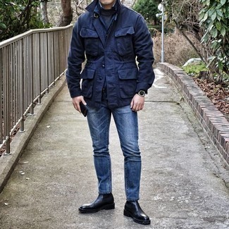 Какие джинсы носить с темно-синей полевой курткой: Если в одежде ты ценишь удобство и функциональность, тебе полюбится такое сочетание темно-синей полевой куртки и джинсов. Почему бы не привнести в повседневный лук чуточку изысканности с помощью черных кожаных ботинок челси?