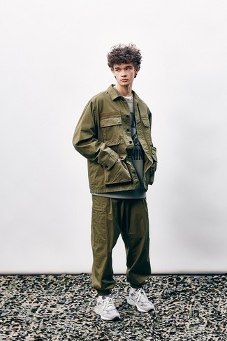 Мужские луки: Дуэт оливковой полевой куртки и оливковых брюк карго в мужском ансамбле поможет создать ощущение "элегантной свободы".