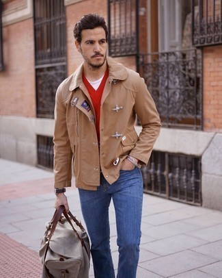 С чем носить светло-коричневую полевую куртку: Сочетание светло-коричневой полевой куртки и синих джинсов поможет выглядеть стильно, а также подчеркнуть твой личный стиль.