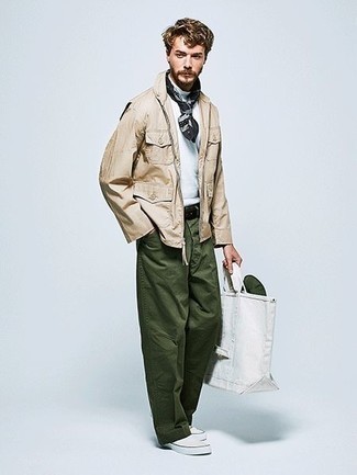 Какие слипоны носить с бежевой полевой курткой в теплую погоду: Ансамбль из бежевой полевой куртки и темно-зеленых брюк чинос вдохновляет на проявление собственного стиля. В сочетании с этим ансамблем наиболее уместно выглядят слипоны.