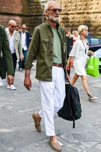 С чем носить коричневые эспадрильи за 60 лет мужчине: Оливковая полевая куртка и белые брюки чинос — неотъемлемые вещи в гардеробе стильного мужчины. Пара коричневых эспадрилий свяжет лук воедино.