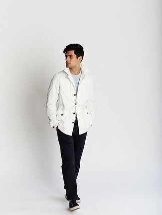 С чем носить белую полевую куртку: Белая полевая куртка будет выглядеть выигрышно в паре с черными брюками чинос. Закончи лук черными низкими кедами из плотной ткани, если не хочешь, чтобы он получился слишком формальным.