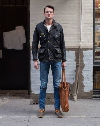 Как носить синие джинсы с темно-коричневыми кожаными повседневными ботинками в 30 лет мужчине в теплую погоду: Ансамбль из черной полевой куртки и синих джинсов позволит выглядеть стильно, но при этом подчеркнуть твой индивидуальный стиль. Не прочь сделать лук немного строже? Тогда в качестве дополнения к этому ансамблю, стоит выбрать темно-коричневые кожаные повседневные ботинки.