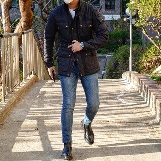 Как носить синие джинсы с черными кожаными ботинками мужчине: Черная стеганая полевая куртка и синие джинсы выигрышно впишутся в мужской лук в стиле кэжуал. Не прочь сделать лук немного элегантнее? Тогда в качестве обуви к этому луку, стоит выбрать черные кожаные ботинки.
