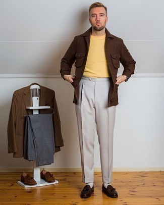Как носить полевую куртку с классическими брюками осень в стиле смарт-кэжуал: Сочетание полевой куртки и классических брюк позволит создать стильный и привлекательный образ. В сочетании с этим образом прекрасно выглядят темно-коричневые кожаные лоферы с кисточками. Само собой разумеется, подобное сочетание станет замечательным выбором осенью.