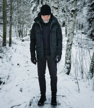 С чем носить зимние ботинки за 40 лет мужчине: Сочетание черной полевой куртки и черных брюк чинос безусловно будет привлекать дамские взоры. Создать красивый контраст с остальными элементами этого лука помогут зимние ботинки.