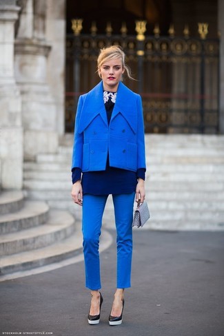С чем носить синюю блузку в деловом стиле: Синяя блузка и синие узкие брюки — уместное решение и для вечернего свидания с поклонником в кино или кафе, и для похода в музей. Вместе с этим образом чудесно выглядят черные кожаные туфли.