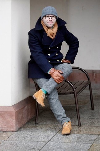 С чем носить мятные носки в 30 лет мужчине в холод в стиле смарт-кэжуал: Сочетание темно-синего полупальто и мятных носков пользуется особым спросом среди ценителей комфорта. Выбирая обувь, сделай ставку на классику вне времени и надень светло-коричневые замшевые ботинки дезерты.