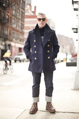 С чем носить темно-сине-белый свитер за 50 лет мужчине в холод: Примерь сочетание темно-сине-белого свитера и темно-серых джинсов, и ты получишь стильный непринужденный мужской лук, который подойдет на каждый день. Почему бы не добавить в повседневный образ чуточку нарядности с помощью темно-коричневых кожаных повседневных ботинок?