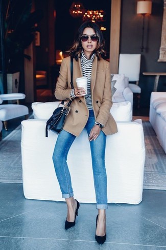 С чем носить светло-коричневое полупальто в 30 лет женщине осень: Комбо из светло-коричневого полупальто и синих джинсов скинни — хорошая идея для воплощения образа в элегантно-деловом стиле. Очень выигрышно здесь смотрятся черные замшевые туфли. Яркий и модный наряд — это то, что тебе нужно в пасмурную погоду.