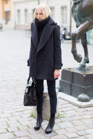 С чем носить черную вязаную водолазку женщине в холод в стиле смарт-кэжуал: Ансамбль из черной вязаной водолазки и черных джинсов скинни позволит выглядеть модно, а также подчеркнуть твой индивидуальный стиль. Что касается обуви, черные кожаные ботильоны — наиболее подходящий вариант.