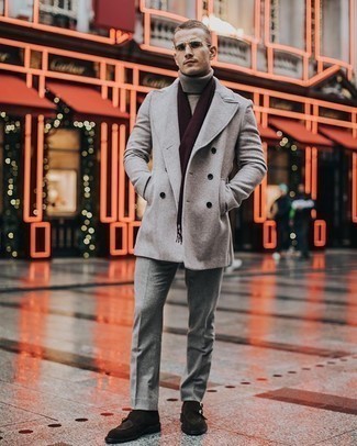 Как носить классические брюки с монками в 20 лет в холод: Серое полупальто в сочетании с классическими брюками — великолепный пример элегантного мужского стиля. Монки помогут сделать образ менее официальным.