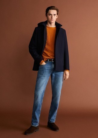 Как носить джинсы с вязаным свитером мужчине в холод в стиле смарт-кэжуал: Вязаный свитер и джинсы — великолепный лук, если ты хочешь составить раскованный, но в то же время модный мужской лук. Закончив лук темно-коричневыми замшевыми ботинками челси, можно привнести в него нотки мужественной элегантности.