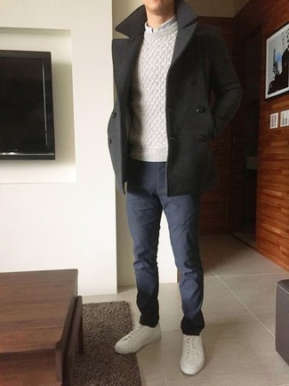 Какое полупальто носить с темно-серым вязаным свитером в 30 лет: Любителям стиля smart casual понравится дуэт полупальто и темно-серого вязаного свитера. Любишь рисковать? Дополни лук белыми кожаными низкими кедами.