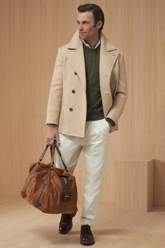 С чем носить коричневую дорожную сумку за 40 лет мужчине в стиле смарт-кэжуал: Если в одежде ты ценишь комфорт и практичность, бежевое полупальто и коричневая дорожная сумка — классный выбор для привлекательного мужского лука на каждый день. Хотел бы сделать образ немного строже? Тогда в качестве дополнения к этому луку, обрати внимание на темно-коричневые кожаные повседневные ботинки.