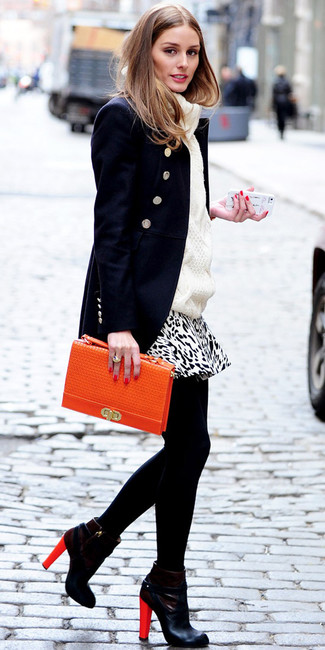 С чем носить бело-черный вязаный свитер женщине: Такое простое и комфортное сочетание базовых вещей, как бело-черный вязаный свитер и бело-черная мини-юбка с леопардовым принтом, нравится девчонкам, которые любят проводить дни активно. Что касается обуви, черные кожаные ботильоны — самый целесообразный вариант.