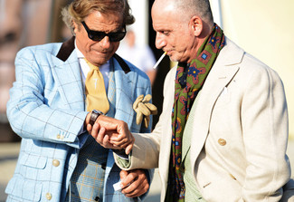 С чем носить синий двубортный пиджак за 50 лет мужчине в холод в деловом стиле: Для создания строгого мужского вечернего лука идеально подойдет синий двубортный пиджак и голубое полупальто в шотландскую клетку.
