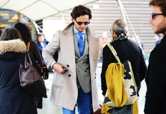 С чем носить темно-серый двубортный пиджак мужчине осень: Темно-серый двубортный пиджак и синие классические брюки — превосходный пример элегантного стиля. В таком модном ансамбле грустить по поводу окончания лета просто нереально.