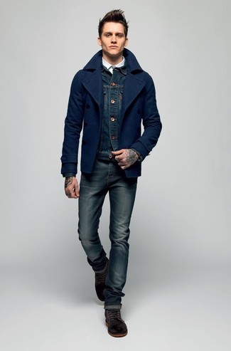 Как носить темно-синюю джинсовую куртку с коричневыми замшевыми ботинками дезертами в прохладную погоду: Темно-синяя джинсовая куртка и темно-синие зауженные джинсы — must have вещи в арсенале современного джентльмена. Любители модных экспериментов могут закончить лук коричневыми замшевыми ботинками дезертами, тем самым добавив в него немного классики.