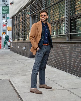 Какие джинсовые куртки носить с светло-коричневым полупальто в стиле смарт-кэжуал: Светло-коричневое полупальто и джинсовая куртка помогут создать необыденный мужской ансамбль для офиса. Коричневые замшевые монки с двумя ремешками добавят луку немного консерватизма.