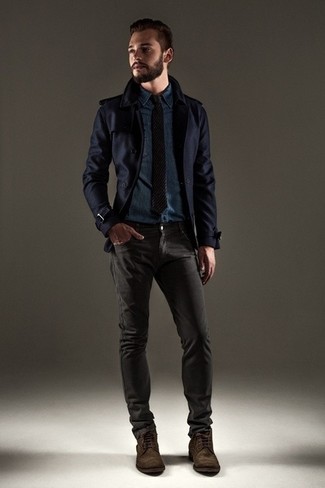Как носить синюю джинсовую рубашку с темно-серыми джинсами мужчине в холод в стиле смарт-кэжуал: Стильное сочетание синей джинсовой рубашки и темно-серых джинсов позволит выразить твой личный стиль и выделиться из серой массы. Любишь свежие идеи? Дополни образ темно-коричневыми замшевыми повседневными ботинками.
