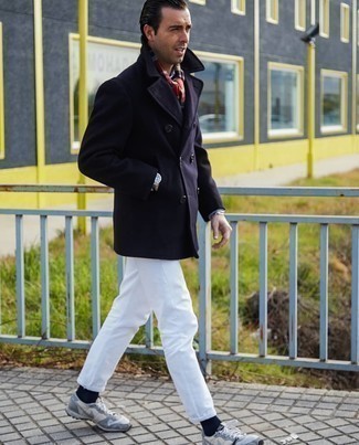 С чем носить полупальто за 40 лет в холод: Полупальто в паре с белыми джинсами — беспроигрышный офисный вариант для парней. Тебе нравятся дерзкие решения? Можешь закончить свой ансамбль серыми кроссовками.