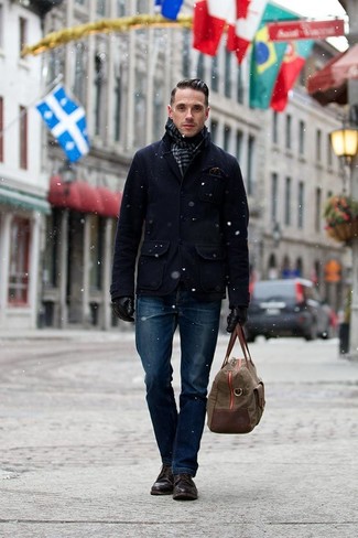 С чем носить сумку из плотной ткани мужчине в холод: Если в одежде ты делаешь ставку на удобство и функциональность, темно-синее полупальто и сумка из плотной ткани — великолепный выбор для модного повседневного мужского образа. Хотел бы добавить в этот образ немного классики? Тогда в качестве дополнения к этому луку, стоит выбрать темно-коричневые кожаные повседневные ботинки.