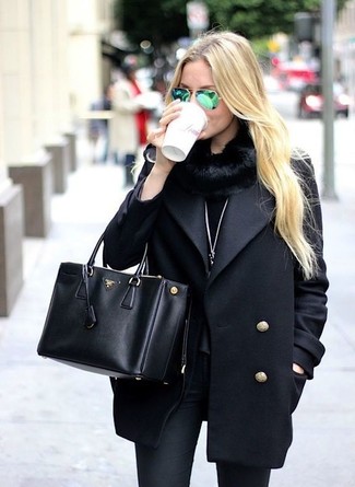 С чем носить черный шарф женщине в холод в стиле смарт-кэжуал: Черное полупальто и черный шарф — великолепный наряд для барышень, которые никогда не могут усидеть на месте.