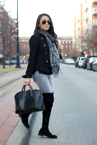Модный лук: черное полупальто, серые джинсы скинни, черные замшевые ботфорты, черная кожаная большая сумка