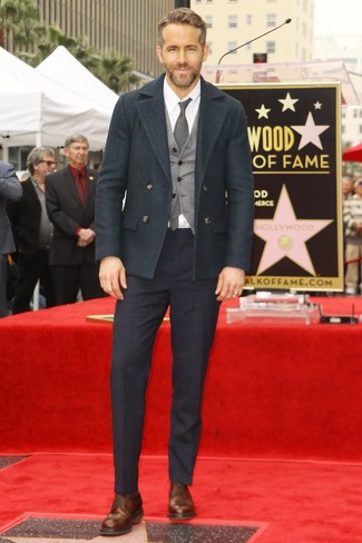Как Ryan Reynolds носит Темно-зеленое полупальто, Серый шерстяной жилет, Белая классическая рубашка, Темно-синие классические брюки в шотландскую клетку