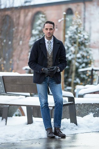 Какие классические рубашки носить с синими джинсами мужчине зима в стиле смарт-кэжуал: Классическая рубашка и синие джинсы украсят твой гардероб. Очень неплохо здесь выглядят темно-коричневые кожаные повседневные ботинки. В осенне-зимний сезон хочется одеваться не только тепло и комфортно, но и красиво. Подобное сочетание определенно в этом поможет.