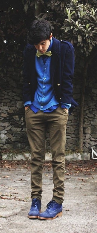 Как носить синюю классическую рубашку с темно-синим кардиганом подросткам мужчине: Составив лук из темно-синего кардигана и синей классической рубашки, получим подходящий мужской лук для полуформальных мероприятий после работы. В тандеме с этим образом наиболее гармонично смотрятся синие замшевые ботинки броги.