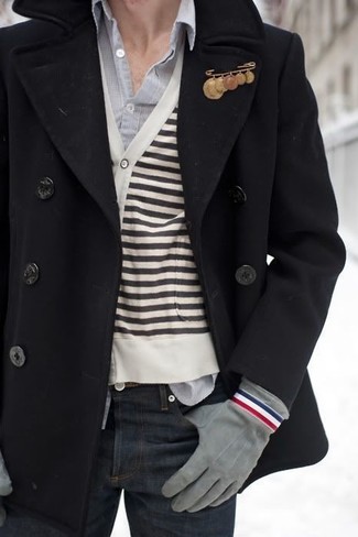Как носить темно-синие джинсы с бело-черным кардиганом в горизонтальную полоску в 30 лет мужчине осень: Стильное сочетание бело-черного кардигана в горизонтальную полоску и темно-синих джинсов поможет выразить твой личный стиль и выгодно выделиться из общей массы. Великолепная идея для межсезонного образа.