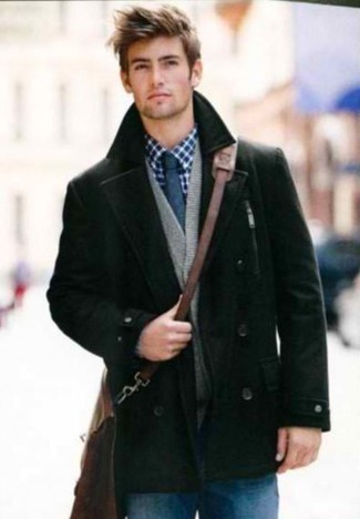 С чем носить темно-коричневую сумку мужчине в холод в стиле смарт-кэжуал: Тандем черного полупальто и темно-коричневой сумки - самый простой из возможных луков для активного отдыха.