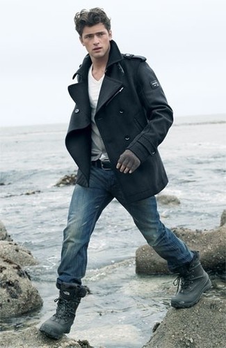 С чем носить серый кардиган мужчине: Поклонникам стиля casual будет по вкусу тандем серого кардигана и синих джинсов. Почему бы не добавить в этот образ немного непринужденности с помощью черного зимних ботинок?