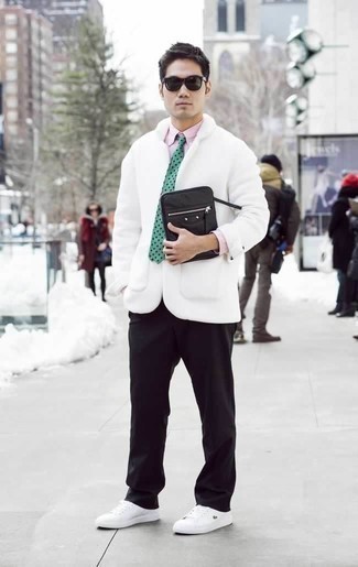 С чем носить зелено-красный галстук в 30 лет мужчине в теплую погоду в стиле смарт-кэжуал: Несмотря на то, что этот лук кажется достаточно сдержанным, сочетание белого полупальто и зелено-красного галстука неизменно нравится стильным мужчинам, покоряя при этом сердца представительниц прекрасного пола. Чтобы привнести в лук немного непринужденности , на ноги можно надеть белые низкие кеды из плотной ткани.