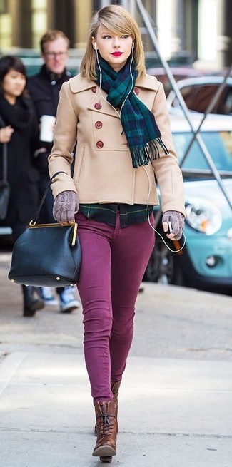 С чем носить темно-синюю классическую рубашку в шотландскую клетку женщине в прохладную погоду в стиле смарт-кэжуал: Темно-синяя классическая рубашка в шотландскую клетку и пурпурные джинсы скинни — необходимые элементы в гардеробе дам с чувством стиля. Темно-коричневые кожаные ботильоны на шнуровке — прекрасный вариант, чтобы закончить ансамбль.