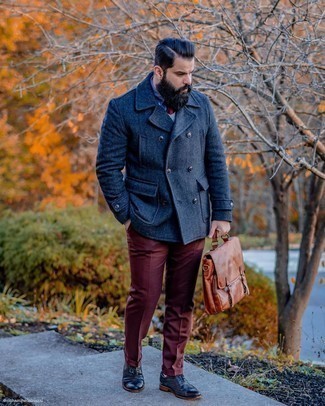 С чем носить темно-красные классические брюки мужчине в холод: Темно-синее полупальто и темно-красные классические брюки — хороший лук для светского мероприятия. Такой образ несложно приспособить к повседневным условиям городской жизни, если надеть в сочетании с ним темно-синие кожаные броги.