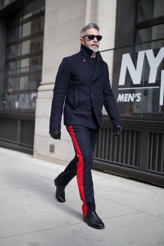 Какие классические брюки носить с черными ботинками челси за 50 лет мужчине в деловом стиле: Любой парень будет выглядеть безукоризненно в темно-синем полупальто и классических брюках. Нравится рисковать? Тогда закончи лук черными ботинками челси.