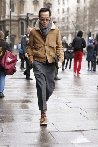 С чем носить серые шерстяные классические брюки в 30 лет мужчине в холод в деловом стиле: Несмотря на то, что этот лук выглядит довольно-таки консервативно, сочетание светло-коричневого полупальто и серых шерстяных классических брюк является постоянным выбором стильных молодых людей, неизменно покоряя при этом сердца девушек. Ты можешь легко приспособить такой лук к повседневным реалиям, завершив его светло-коричневыми кожаными повседневными ботинками.
