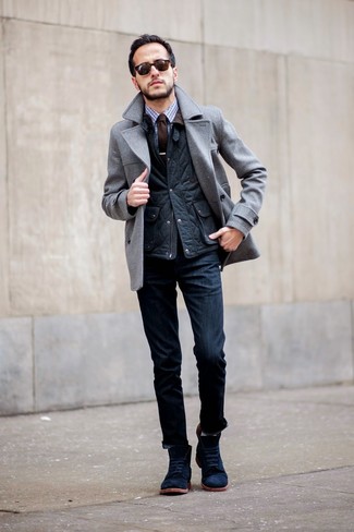 С чем носить синие ботинки мужчине: Комбо из серого полупальто и темно-синих джинсов позволит подчеркнуть твой оригинальный личный стиль и выигрышно выделиться из толпы. В тандеме с этим луком наиболее выгодно выглядят синие ботинки.