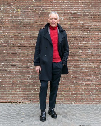 С чем носить темно-серый шерстяной пиджак в шотландскую клетку за 50 лет мужчине в прохладную погоду в стиле смарт-кэжуал: Несмотря на то, что это достаточно выдержанный образ, тандем темно-серого шерстяного пиджака в шотландскую клетку и черных классических брюк является постоянным выбором современных джентльменов, неизбежно покоряя при этом сердца прекрасных дам. Вместе с этим образом выгодно будут выглядеть черные кожаные лоферы.