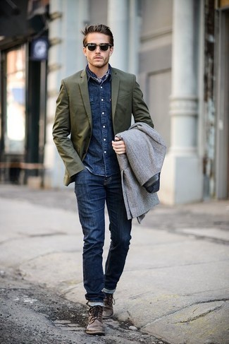 Как носить оливковый пиджак с темно-синими джинсами в 20 лет мужчине: Если ты из той категории молодых людей, которые любят выглядеть модно, тебе придется по душе тандем оливкового пиджака и темно-синих джинсов. Что касается обуви, можно дополнить лук коричневыми кожаными повседневными ботинками.