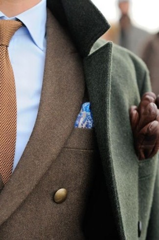 Как носить синюю классическую рубашку с темно-коричневым пиджаком мужчине в прохладную погоду: Сочетание темно-коричневого пиджака и синей классической рубашки поможет составить модный и мужественный образ.