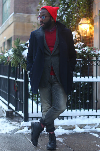 С чем носить красные шерстяные носки в 20 лет мужчине зима в стиле смарт-кэжуал: Если ты ценишь удобство и функциональность, темно-синее полупальто и красные шерстяные носки — отличный вариант для стильного мужского лука на каждый день. Любители модных экспериментов могут завершить ансамбль черными кожаными повседневными ботинками, тем самым добавив в него чуточку изысканности. Если ты хочешь выглядеть модно даже в осенне-зимний сезон, этот ансамбль несомненно придется тебе по душе.