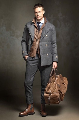 Модный лук: темно-серое полупальто, коричневая кожаная полевая куртка, голубая классическая рубашка в клетку, темно-серые шерстяные классические брюки