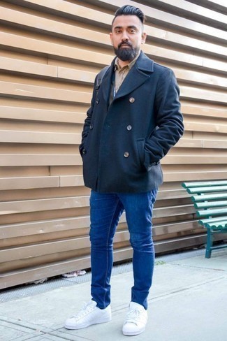 С чем носить темно-синие джинсы мужчине весна в стиле смарт-кэжуал: Темно-синее полупальто и темно-синие джинсы отлично впишутся в любой мужской образ — простой повседневный образ или же утонченный вечерний. Ты сможешь легко адаптировать такой лук к повседневным условиям городской жизни, закончив его белыми кожаными низкими кедами. Когда зимний сезон сменяется более теплой погодой, мы стремимся выделяться, излучать силу и уверенность и заряжать позитивом. Подобный образ уж точно поможет достичь желаемой цели.