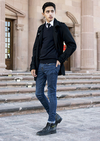 Как носить синие джинсы с черными кожаными ботинками мужчине осень: Черное полупальто и синие джинсы надежно закрепились в гардеробе современных мужчин, позволяя создавать незаезженные и функциональные ансамбли. Что касается обуви, дополни образ черными кожаными ботинками. Безусловно, подобный лук будет выглядеть невероятно стильно в межсезонье, когда погода начнет портиться.